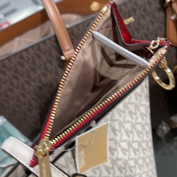 MICHAEL KORS
Jet Set Travel Small Top Zip Coin Pouch With ID Keychain
Crimsn
NWT - Picture 11 of 16